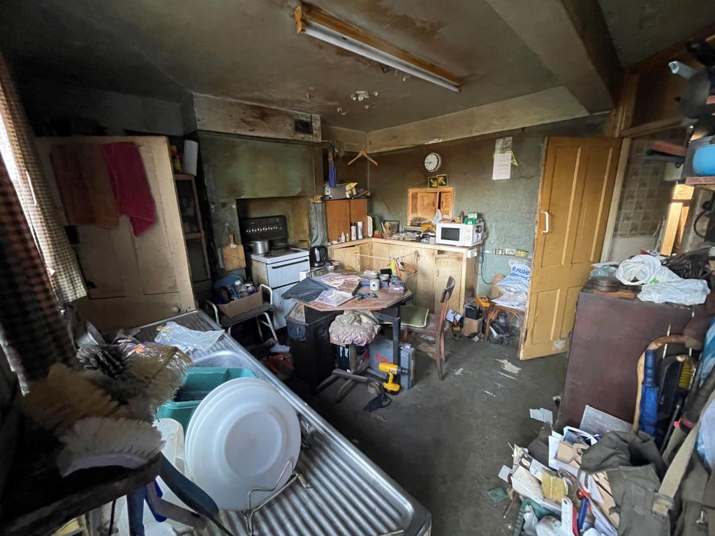 Lot: 134 - END-TERRACE HOUSE FOR REFURBISHMENT - Kitchen